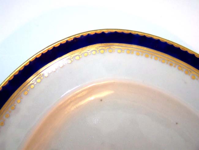 A late 18th century Chinese Export Armorial blue and white serving dish with gilt decoration circa 1785. — image 3